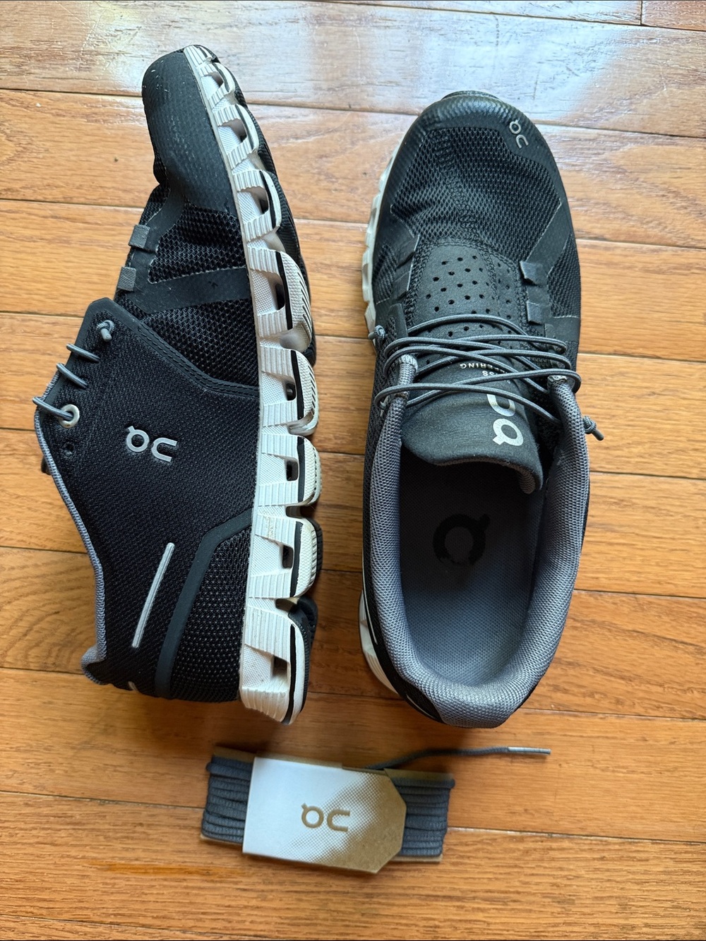 On Running Cloud Women's in Black and White - size 8.5